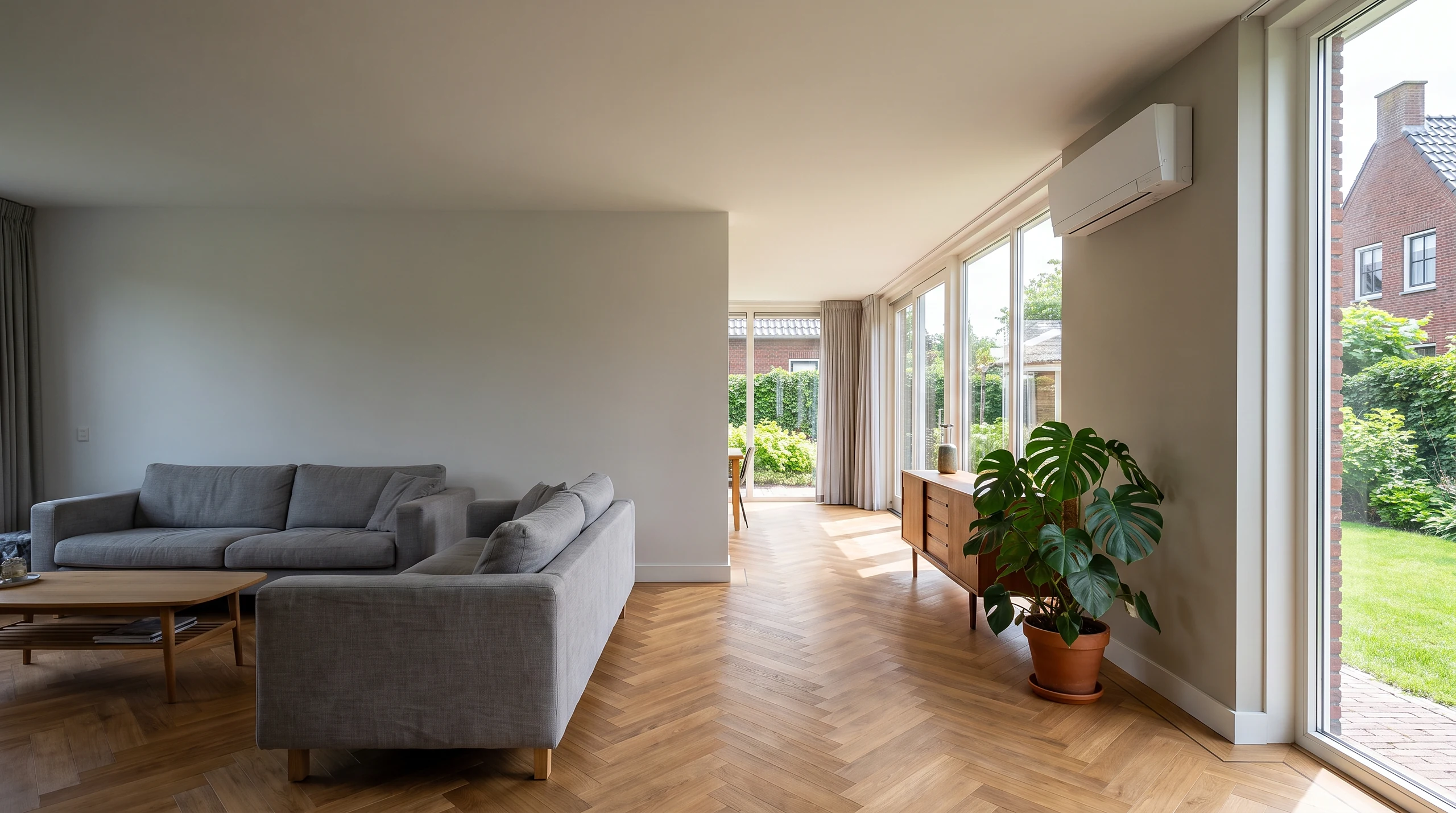 Lichte woonkamer met een strak gemonteerde airco, geïnstalleerd door ZH Installaties