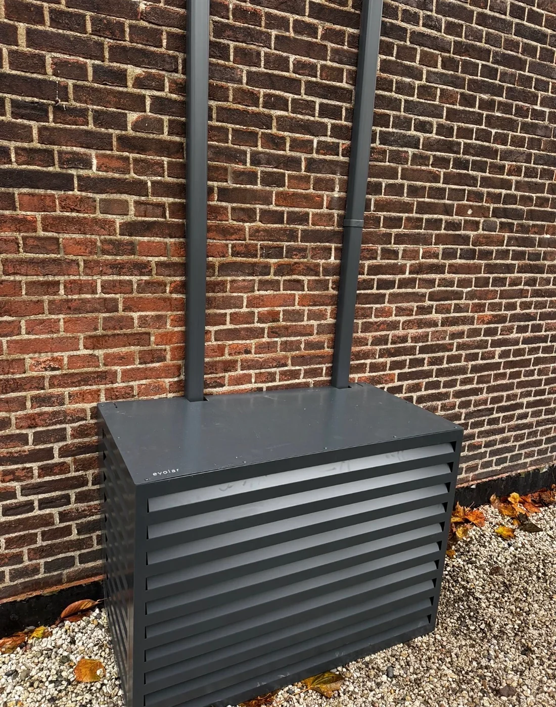 Buitenunit met strak gemonteerde omkasting, werk van ZH Installaties