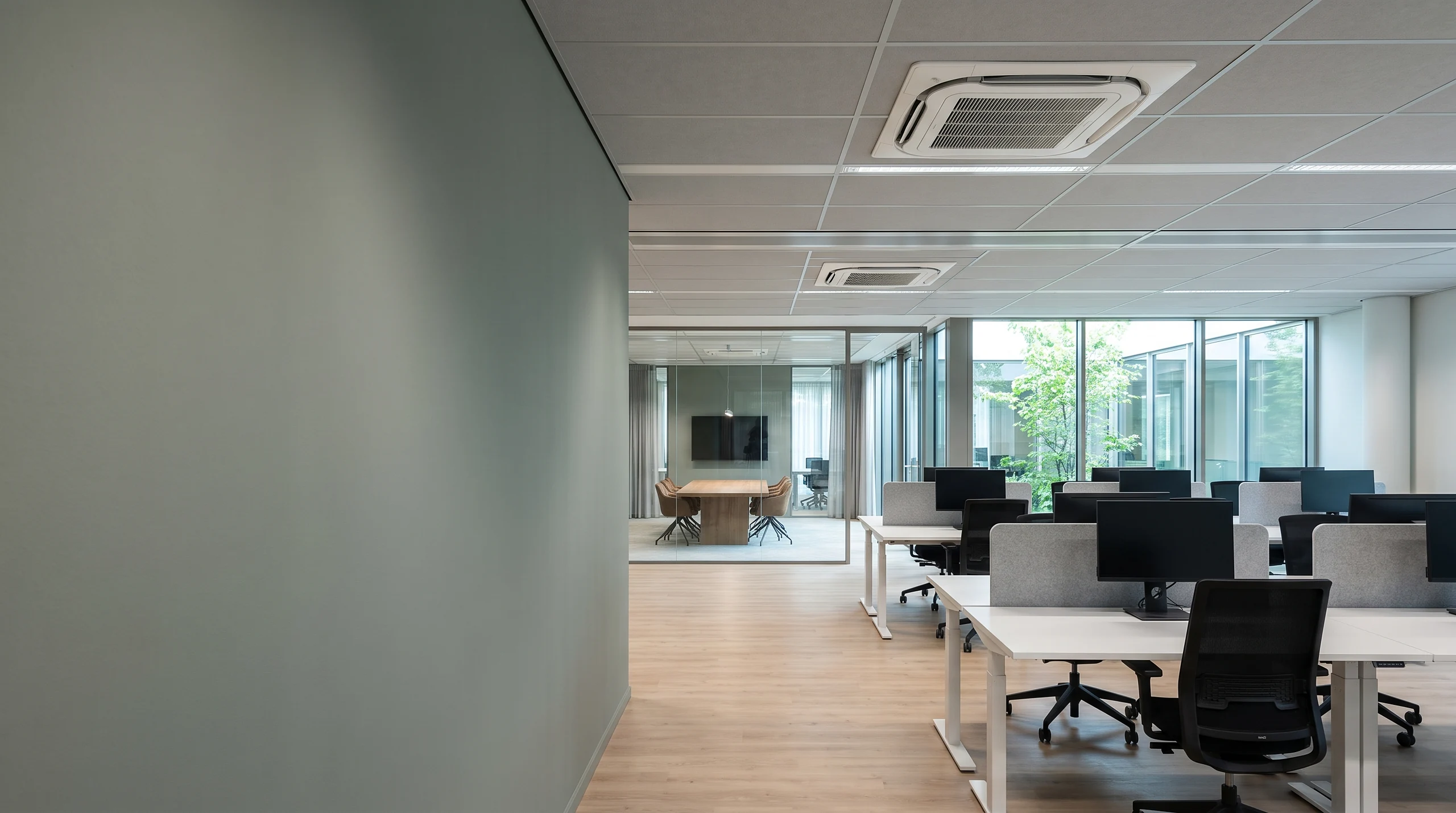 Kantoortuin met plafondunits, geïnstalleerd door ZH Installaties